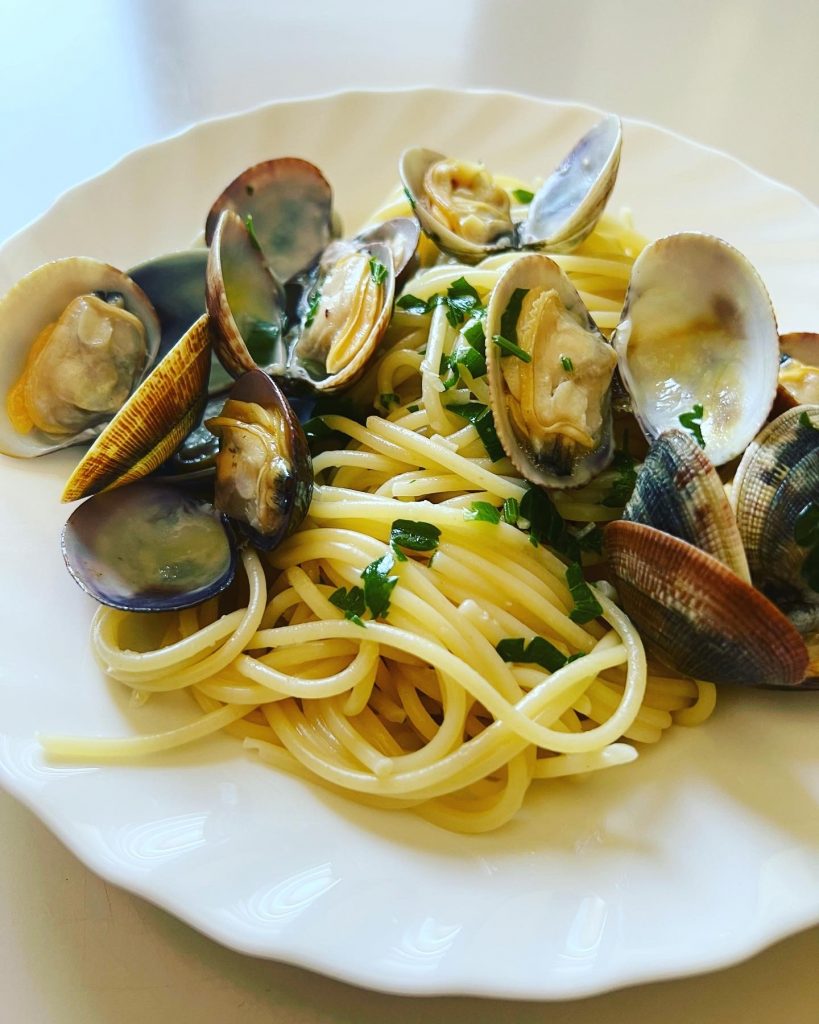 Spaghetti vongole (Pasta with clams) | Italian Spoon